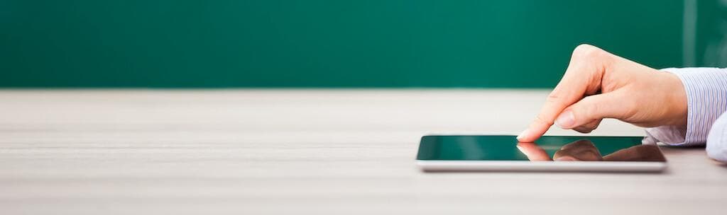 Hand auf Tablet bedient Studypoint